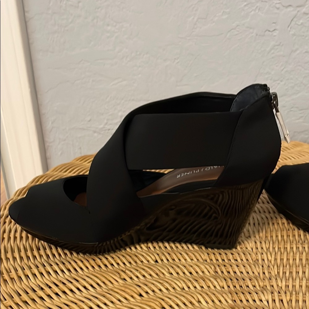 NWOB Donald J. Pliner Black Wedge Sandal, Size 8-1/2 - Picture 6 of 13
